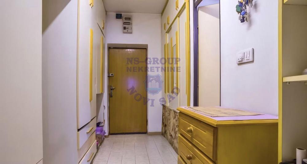 Slika 7 - Trosoban, 65m2, Bulevar oslobođenja Novi Sad, sa terasom, ima lift