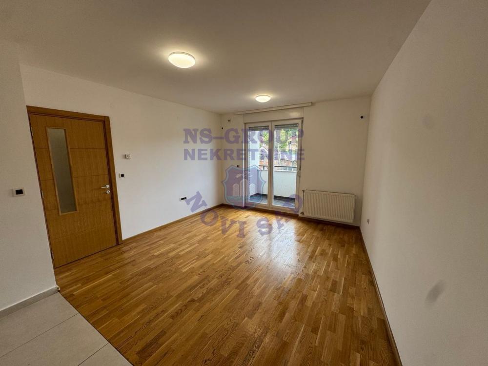 Slika 1 - Trosoban, 64m2, Petrovaradin Novi Sad, sa terasom, ima lift