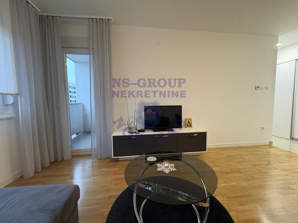 Slika 2 - Dvoiposoban stan na Novom Naselju!