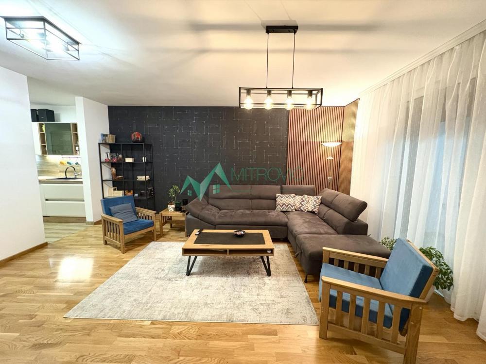 Glavna slika -Luksuzan četvorosoban stan u Petrovaradinu sa prelepim pogledom!