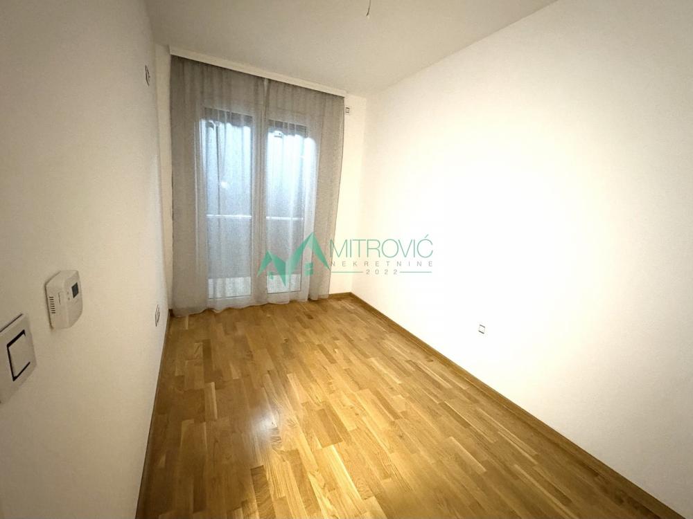 Slika 8 - Luksuzan četvorosoban stan u Petrovaradinu sa prelepim pogledom!