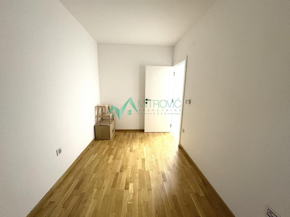 Slika 9 - Luksuzan četvorosoban stan u Petrovaradinu sa prelepim pogledom!