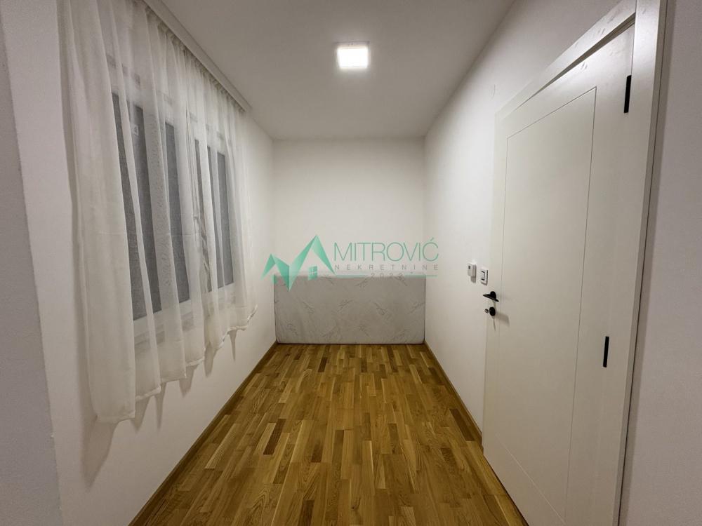 Slika 5 - Luksuzan četvorosoban stan u Petrovaradinu sa prelepim pogledom!