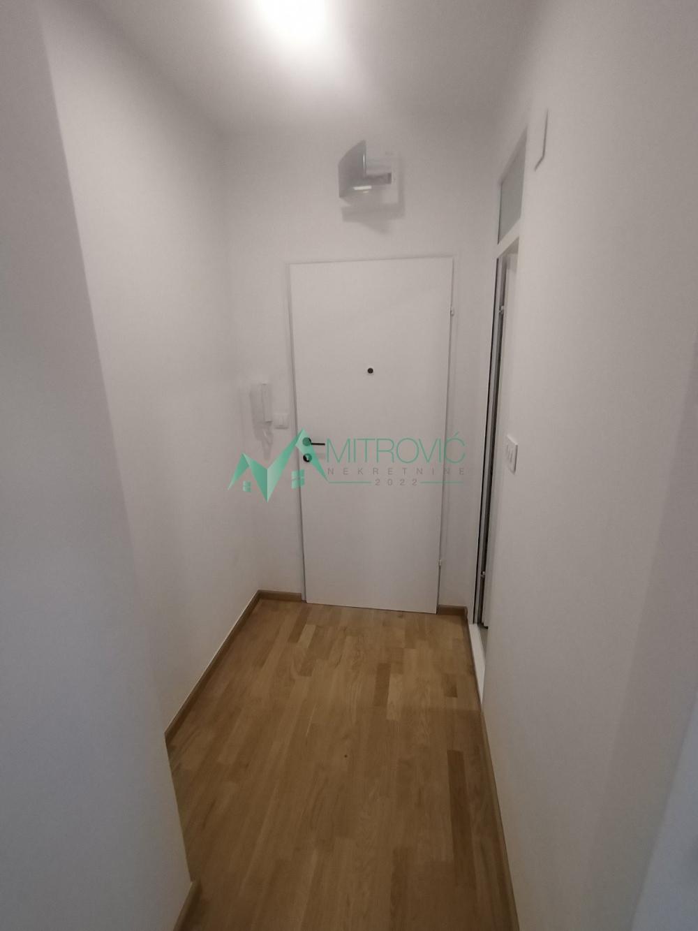 Slika 1 - Moderan troiposoban stan na Bulevaru Evrope - izuzetna ponuda 