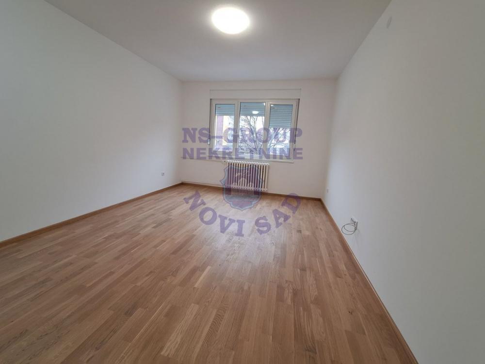 Glavna slika -Kompletno renovirana garsonjera na Naselju!