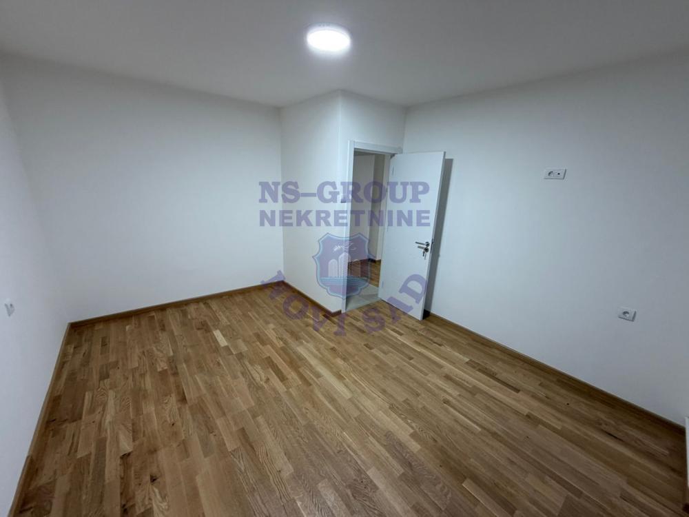 Slika 3 - Trosoban, 54m2, Sajmište Novi Sad, sa terasom, ima lift