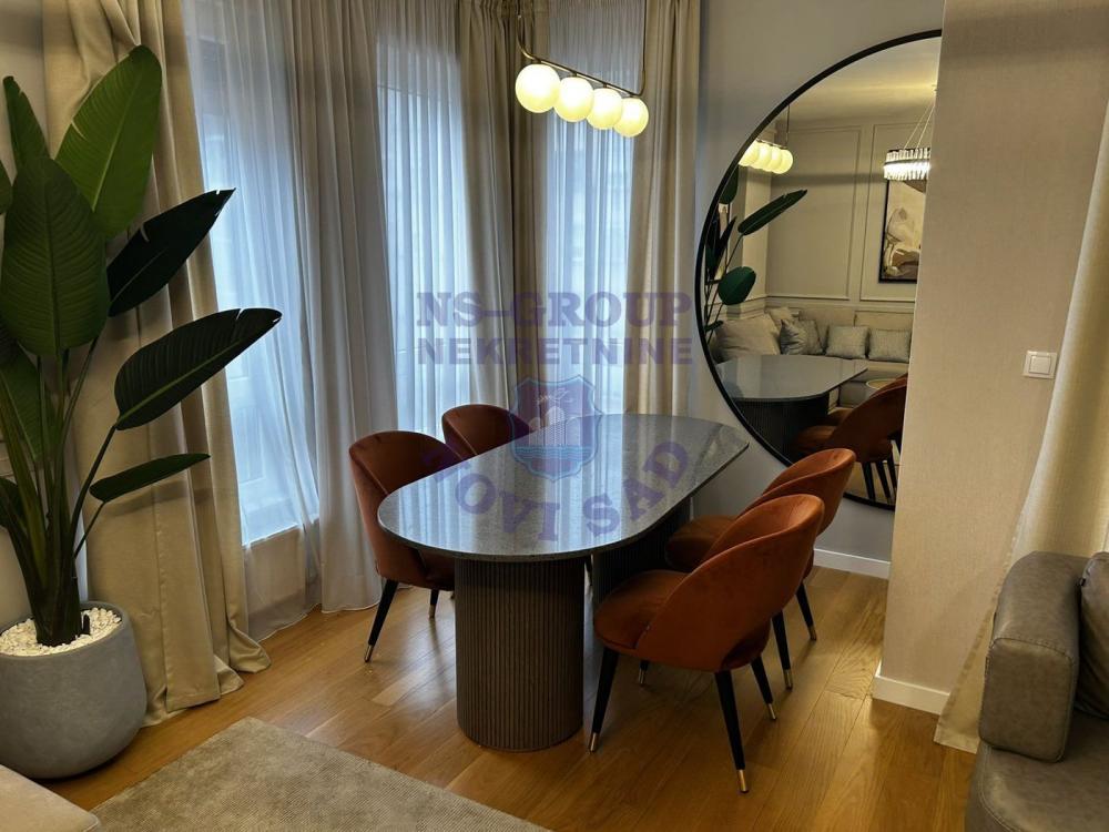 Slika 6 - Troiposoban, 76m2, Adamovićevo naselje Novi Sad, sa terasom, ima lift