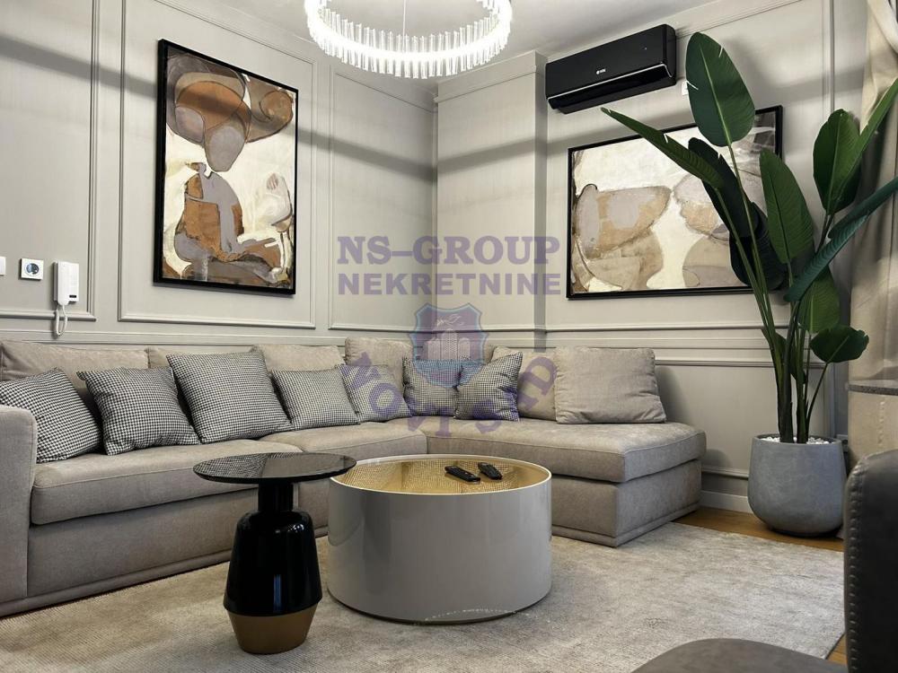 Slika 1 - Troiposoban, 76m2, Adamovićevo naselje Novi Sad, sa terasom, ima lift