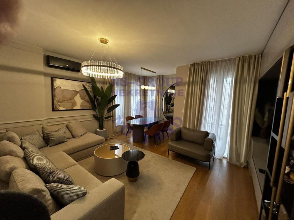 Slika 7 - Troiposoban, 76m2, Adamovićevo naselje Novi Sad, sa terasom, ima lift