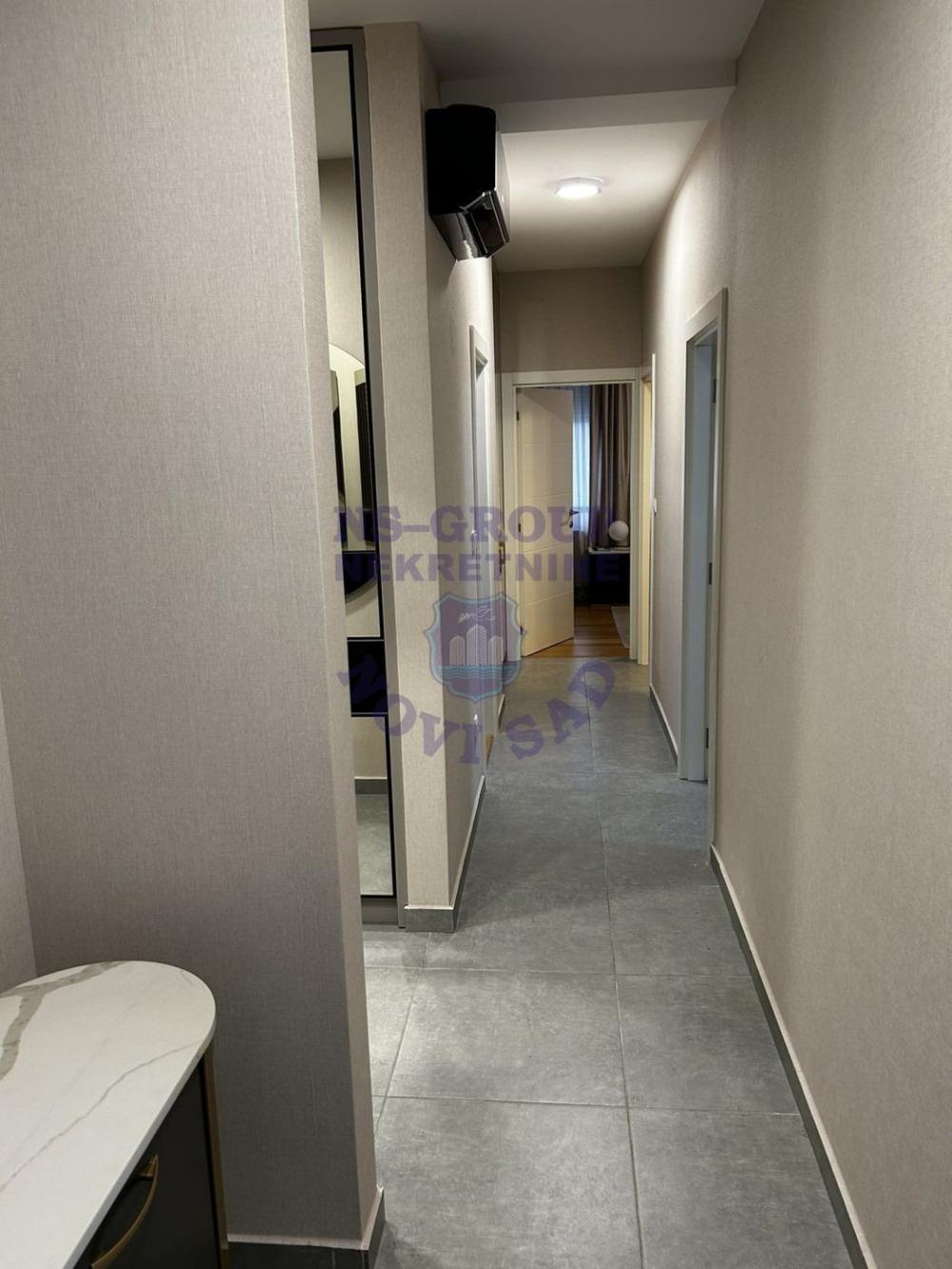 Slika 3 - Troiposoban, 76m2, Adamovićevo naselje Novi Sad, sa terasom, ima lift