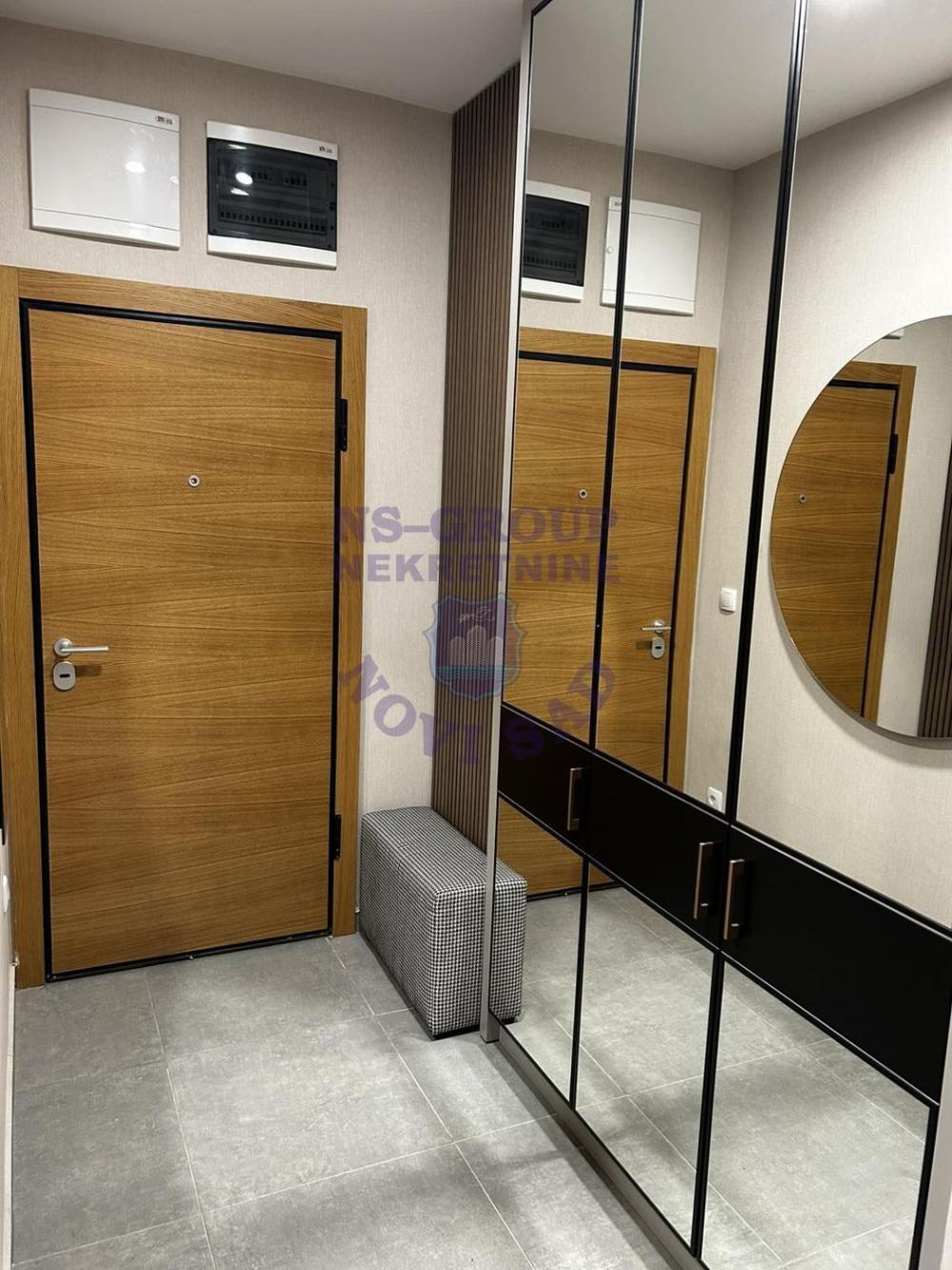 Slika 4 - Troiposoban, 76m2, Adamovićevo naselje Novi Sad, sa terasom, ima lift