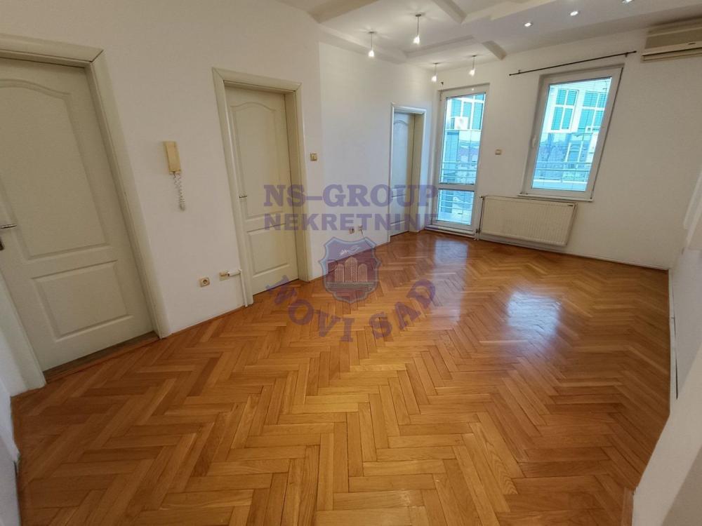 Glavna slika -Odličan dvosoban stan na Bulevaru!