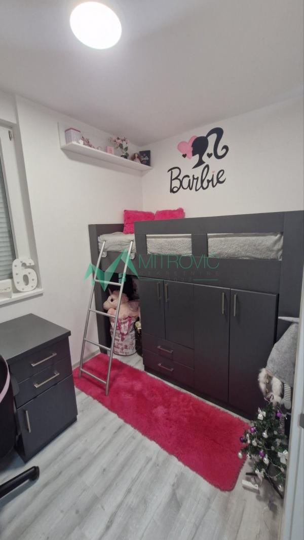 Slika 2 - Nov, funkcionalan stan sa odvojenom spavaćom sobom + parking mesto 