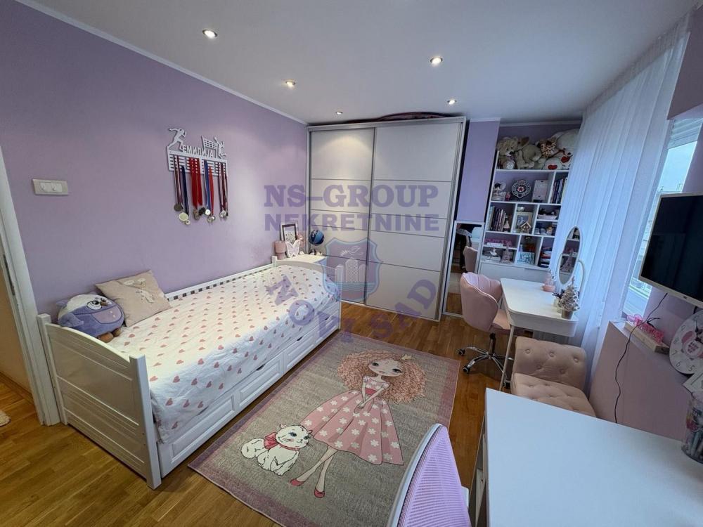 Slika 2 -  Fenomenalan komplet renoviran namešten uknjižen trosoban stan.