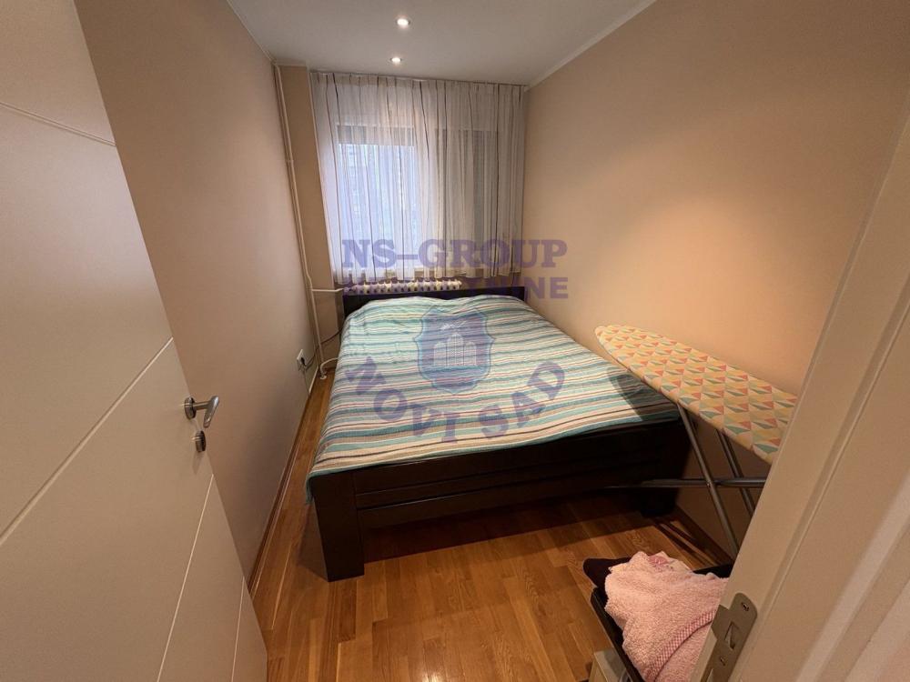 Slika 4 -  Fenomenalan komplet renoviran namešten uknjižen trosoban stan.