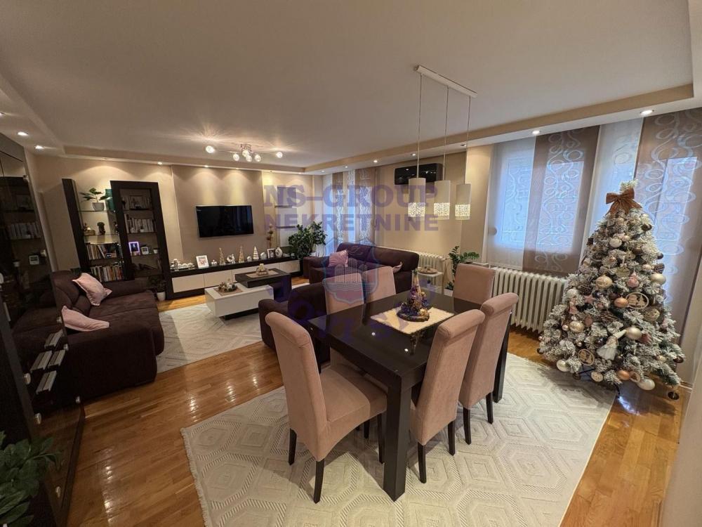 Glavna slika - Fenomenalan komplet renoviran namešten uknjižen trosoban stan.