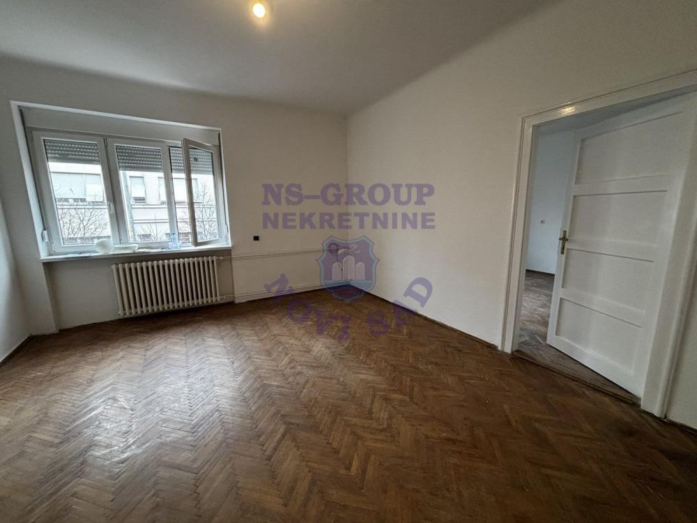 Glavna slika -Odlican trosoban stan na Keju 