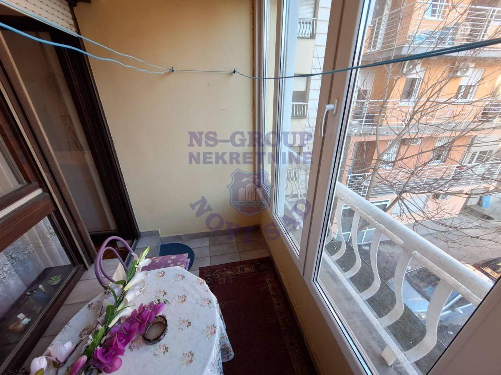 Slika 3 - Dvosoban, 45m2, Grbavica Novi Sad, sa terasom, ima lift