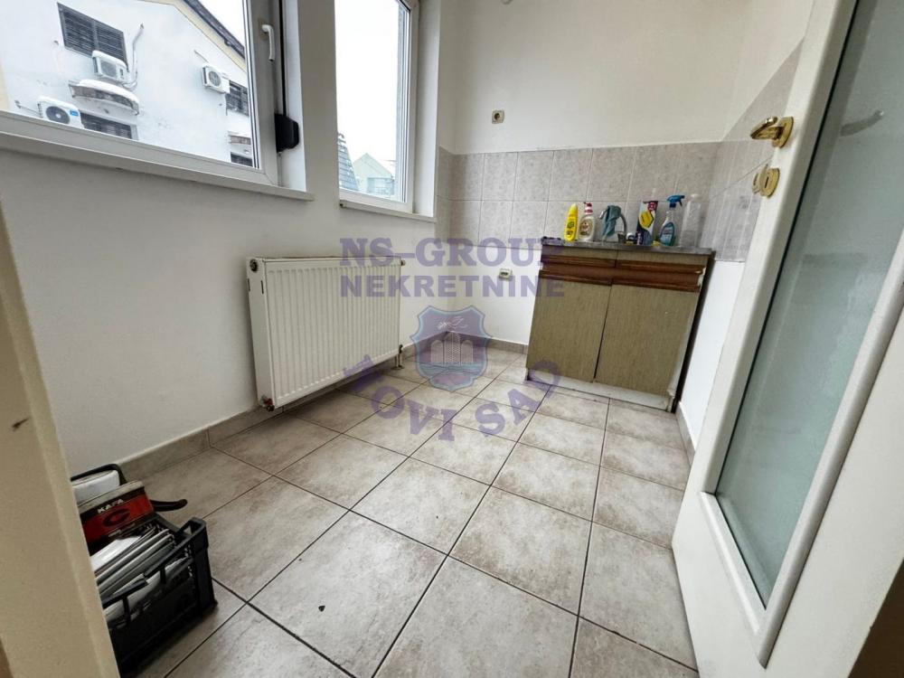 Slika 5 - Jednosoban, 30m2, Grbavica Novi Sad, sa terasom