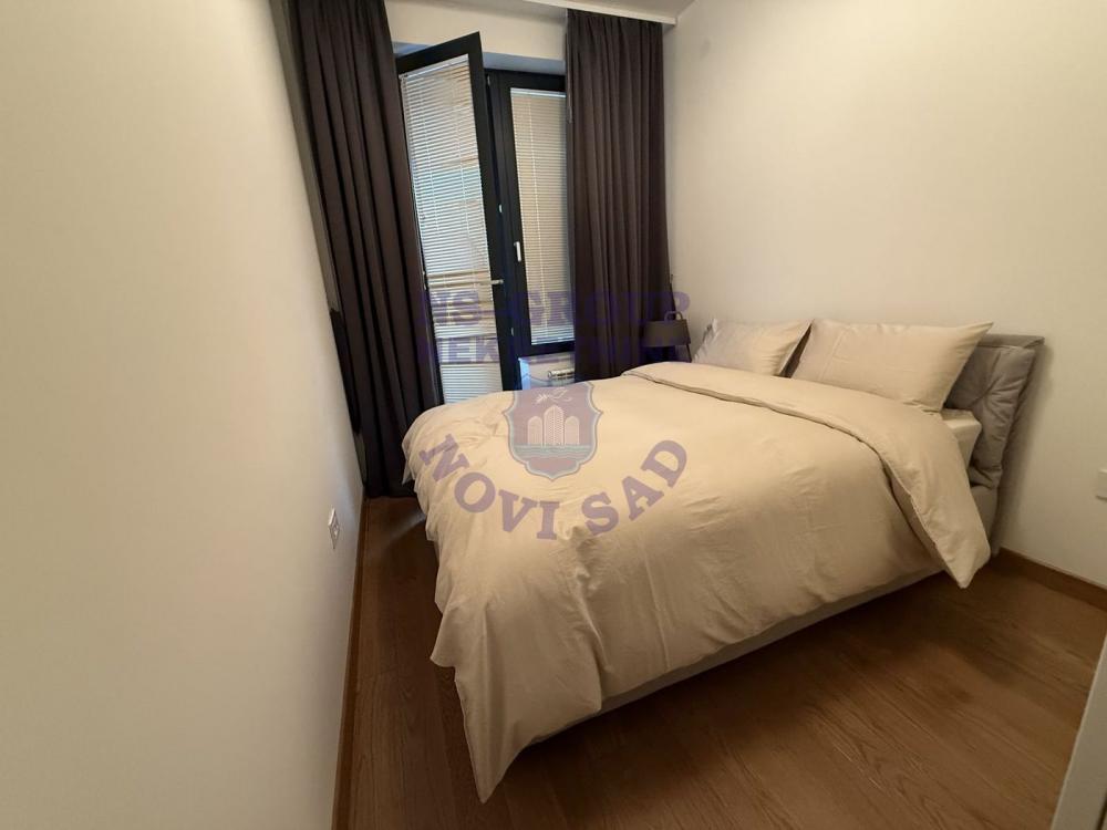 Slika 4 - Centar Novog Sada, luksuzna zgrada, elegantan i modreno namešten dvosoban stan! š. 561883