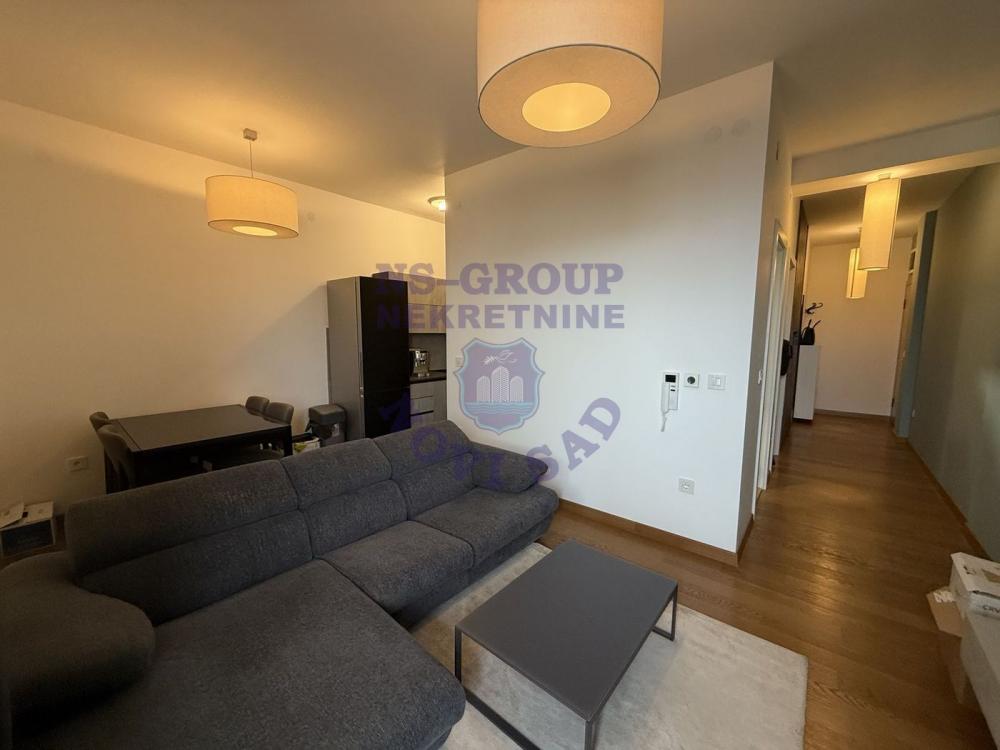 Slika 2 - Centar Novog Sada, luksuzna zgrada, elegantan i modreno namešten dvosoban stan! š. 561883