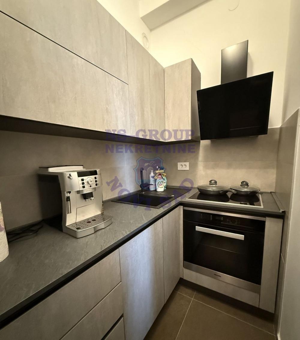 Slika 3 - Centar Novog Sada, luksuzna zgrada, elegantan i modreno namešten dvosoban stan! š. 561883