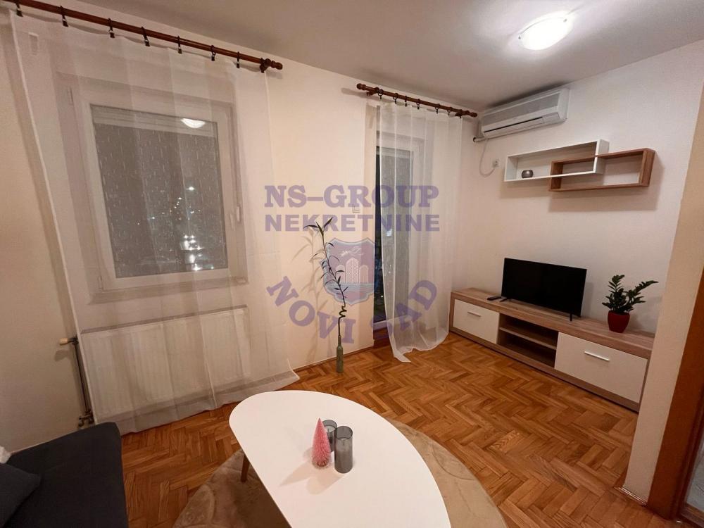 Slika 3 - Jednosoban, 26m2, Adamovićevo naselje Novi Sad, sa terasom, ima lift