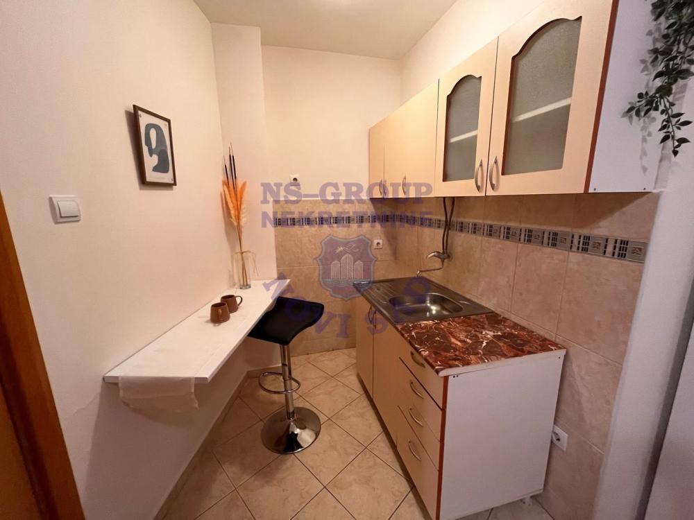 Slika 6 - Jednosoban, 26m2, Adamovićevo naselje Novi Sad, sa terasom, ima lift