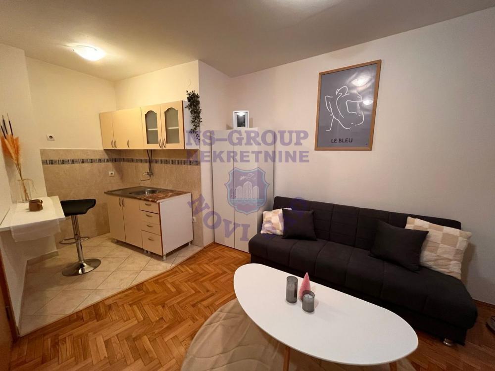 Slika 5 - Jednosoban, 26m2, Adamovićevo naselje Novi Sad, sa terasom, ima lift