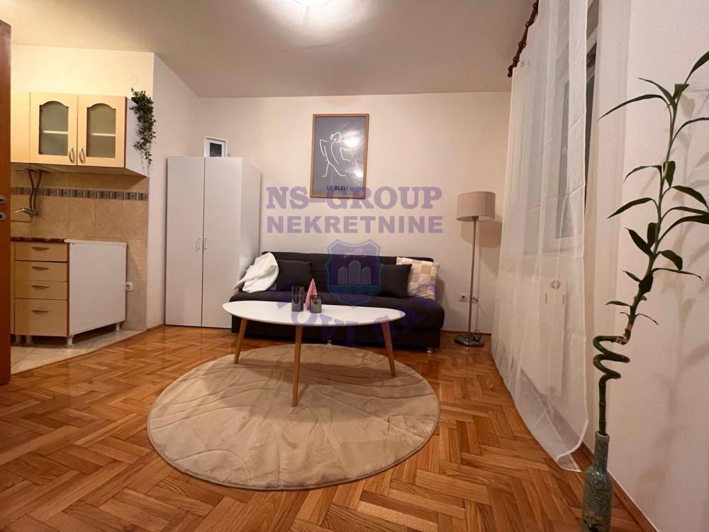 Glavna slika -Jednosoban, 26m2, Adamovićevo naselje Novi Sad, sa terasom, ima lift