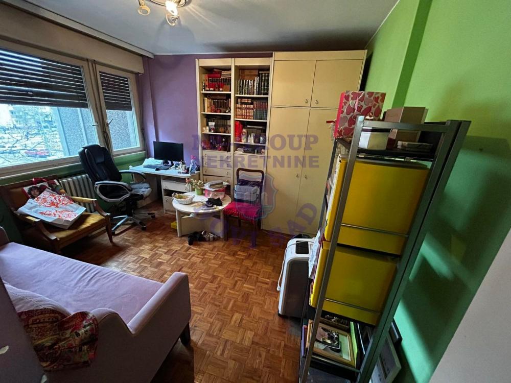 Slika 4 - Troiposoban, 86m2, Socijalno Novi Sad, sa terasom, ima lift