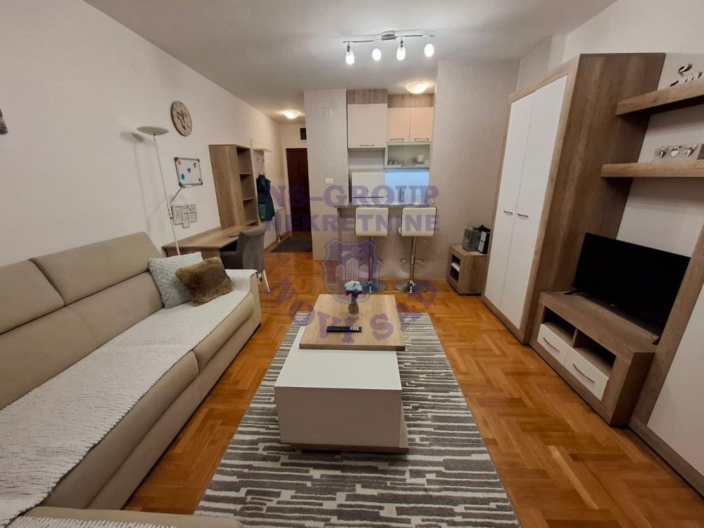 Slika 1 - Jednosoban, 30m2, Bulevar patrijarha Pavla (Somborski bulevar) Novi Sad, sa terasom, ima lift