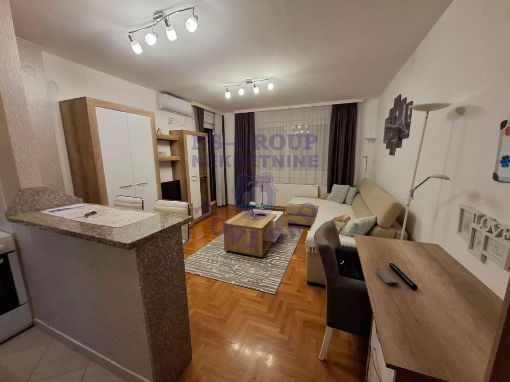 Slika 5 - Jednosoban, 30m2, Bulevar patrijarha Pavla (Somborski bulevar) Novi Sad, sa terasom, ima lift