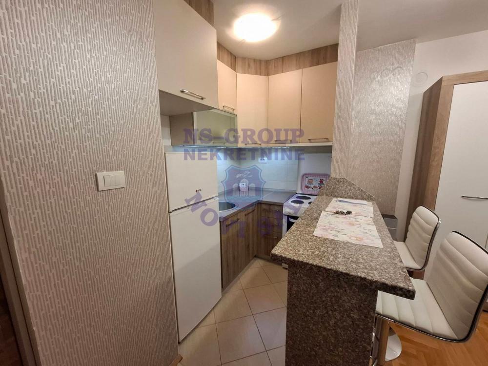 Slika 6 - Jednosoban, 30m2, Bulevar patrijarha Pavla (Somborski bulevar) Novi Sad, sa terasom, ima lift