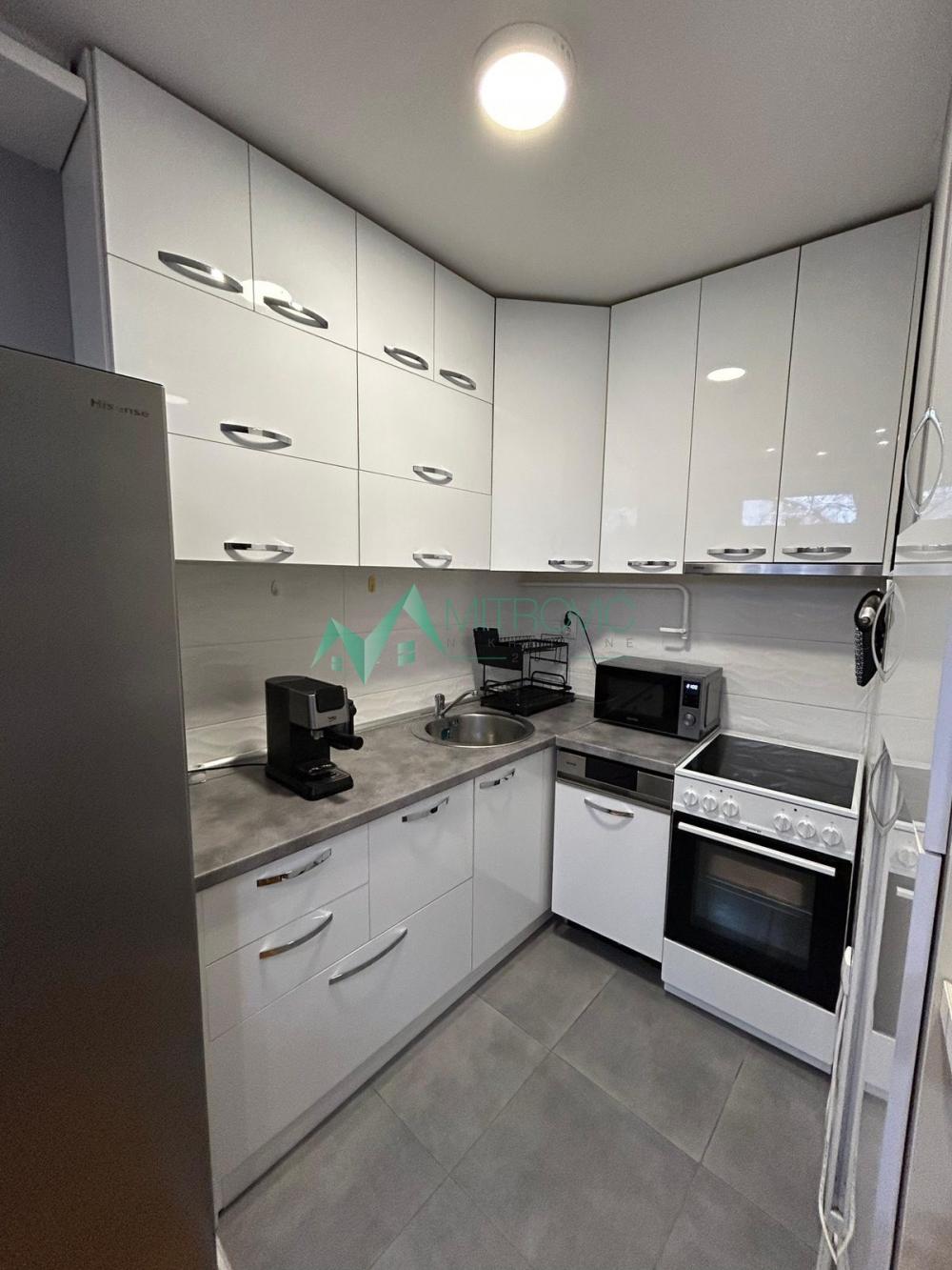 Slika 5 - Novi Sad, Sajam - Komforan, delimično namešten stan - mirna lokacija + PARKING U CENI! 