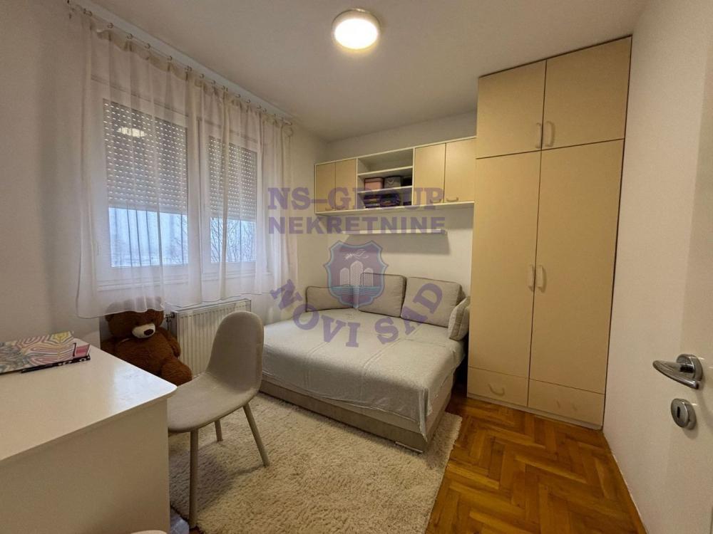 Slika 3 - Četvorosoban, 72m2, Detelinara Novi Sad, sa terasom, ima lift