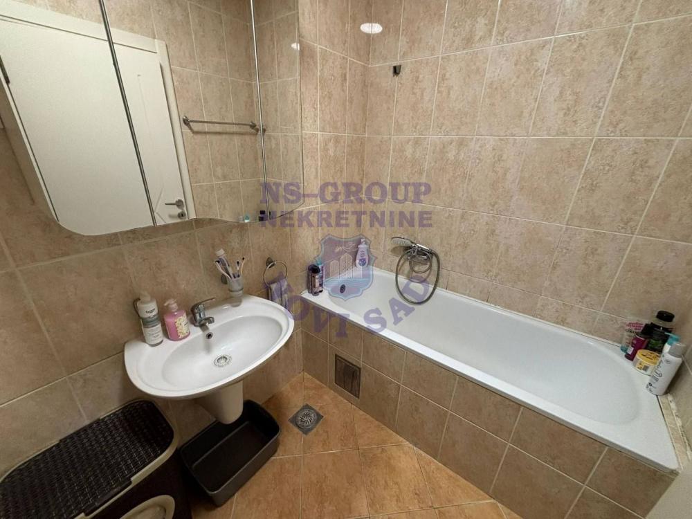 Slika 5 - Četvorosoban, 72m2, Detelinara Novi Sad, sa terasom, ima lift