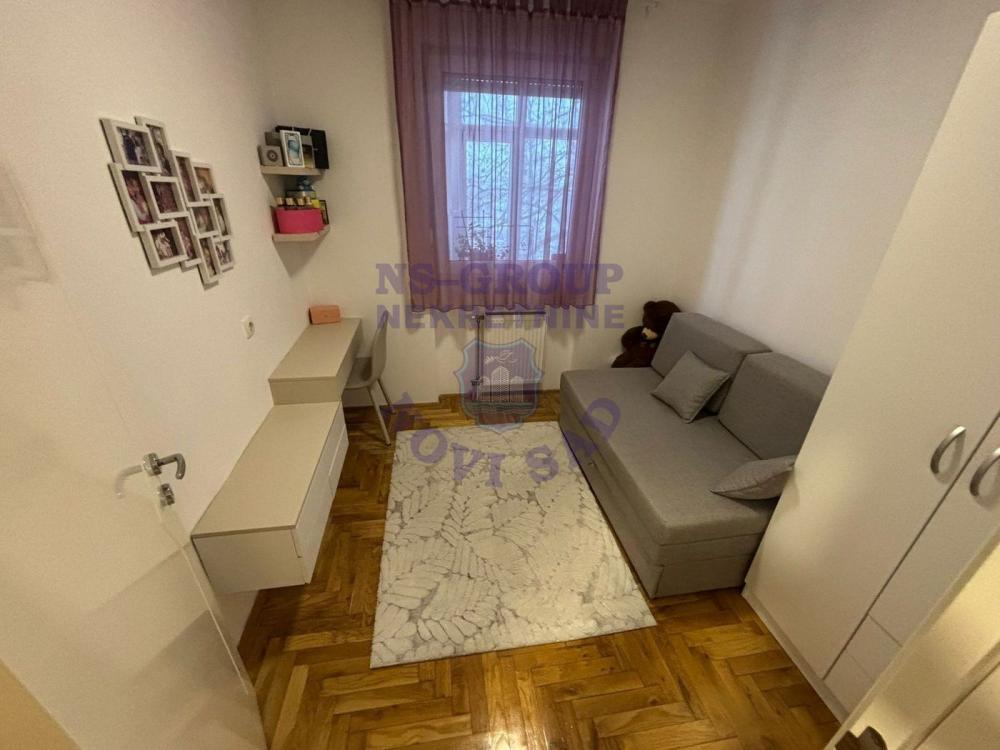 Slika 6 - Četvorosoban, 72m2, Detelinara Novi Sad, sa terasom, ima lift