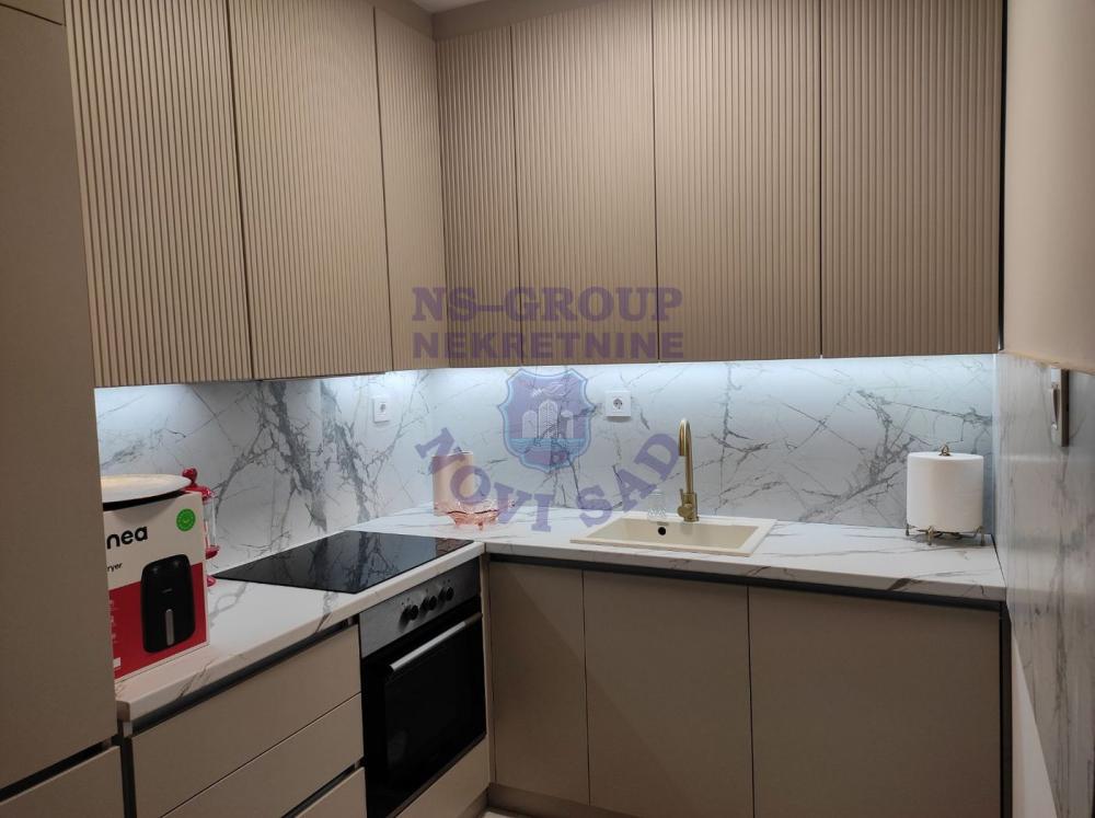 Slika 2 - Trosoban, 59m2, Avijatičarsko naselje Novi Sad, sa terasom, ima lift