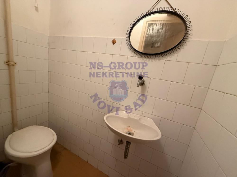 Slika 0 - Veliki trosoban stan na Limanu 3 za renoviranje