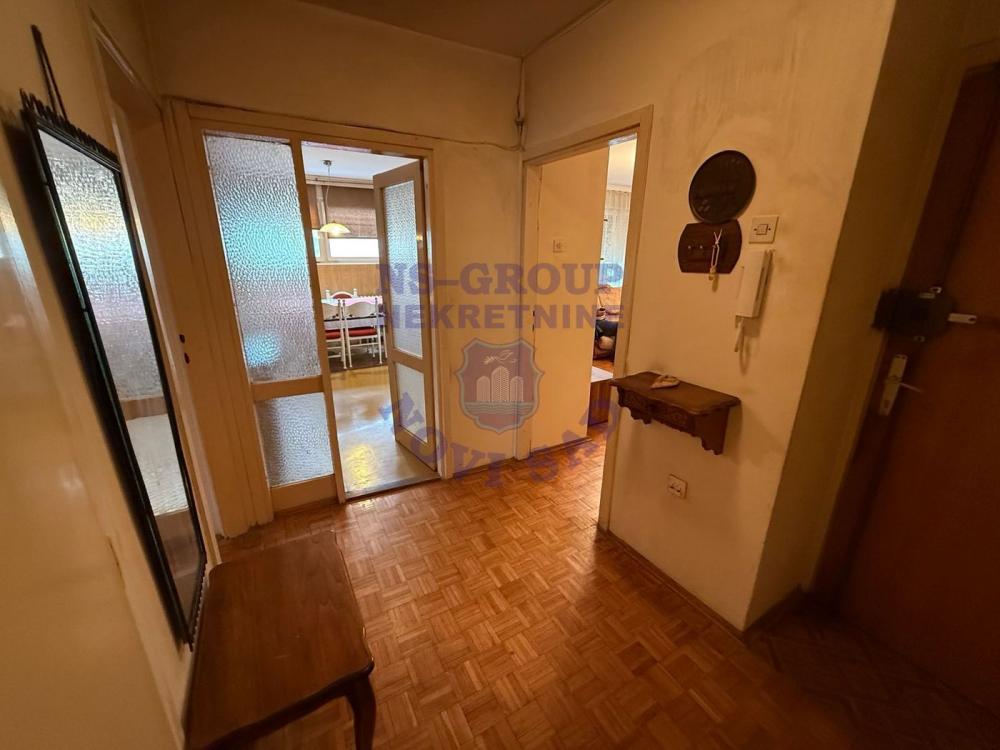 Slika 1 - Veliki trosoban stan na Limanu 3 za renoviranje