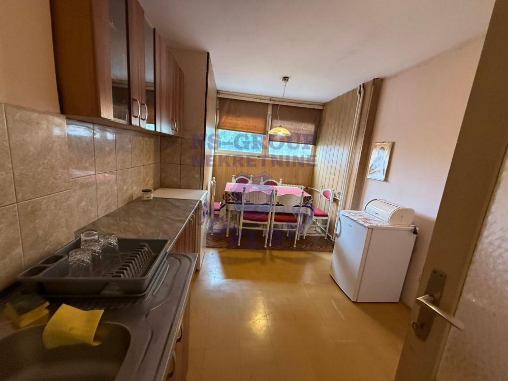 Slika 2 - Veliki trosoban stan na Limanu 3 za renoviranje