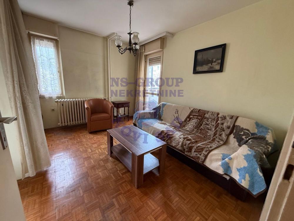 Slika 6 - Veliki trosoban stan na Limanu 3 za renoviranje