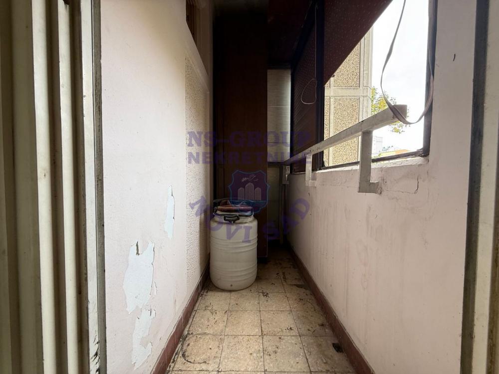 Slika 8 - Veliki trosoban stan na Limanu 3 za renoviranje