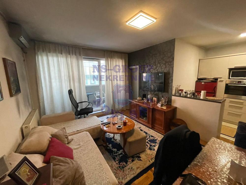 Slika 2 - Troiposoban, 74m2, Bulevar oslobođenja Novi Sad, sa terasom, ima lift