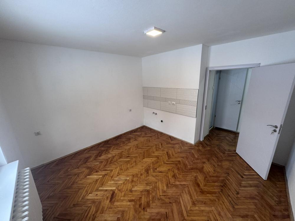 Glavna slika -Dvosoban stan na Satelitu 