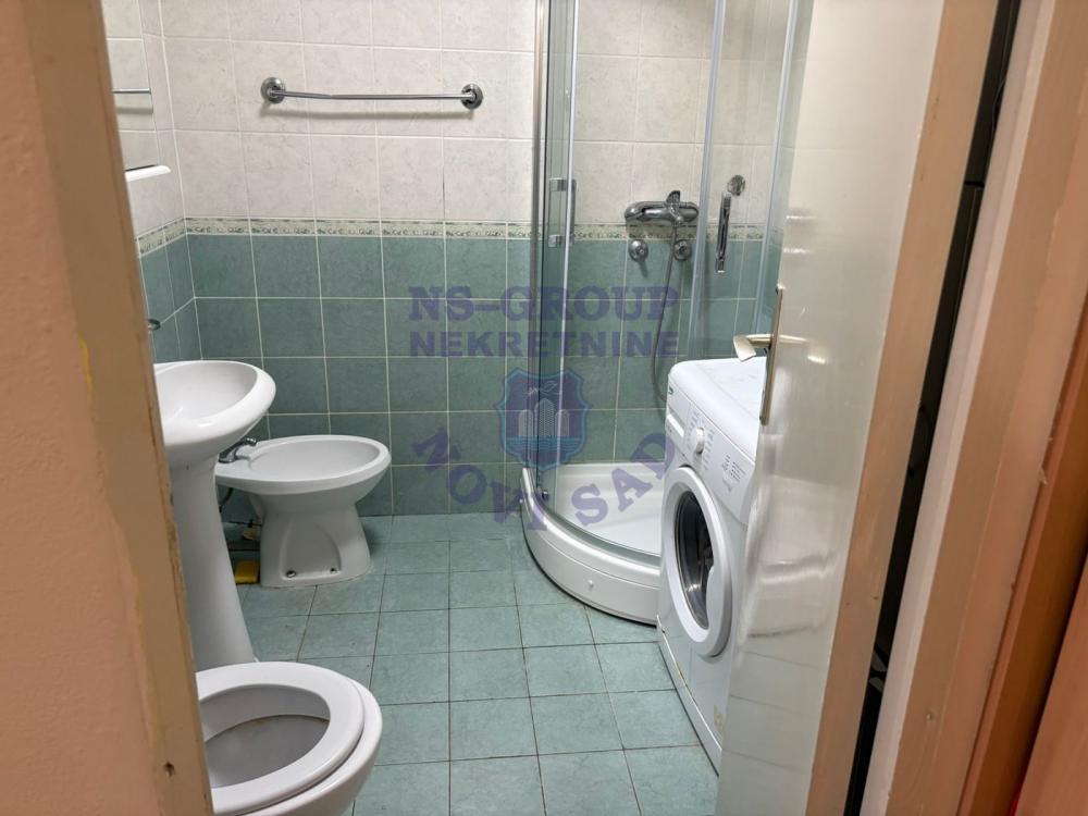 Slika 2 - Trosoban, 80m2, Liman 4 Novi Sad, sa terasom, ima lift