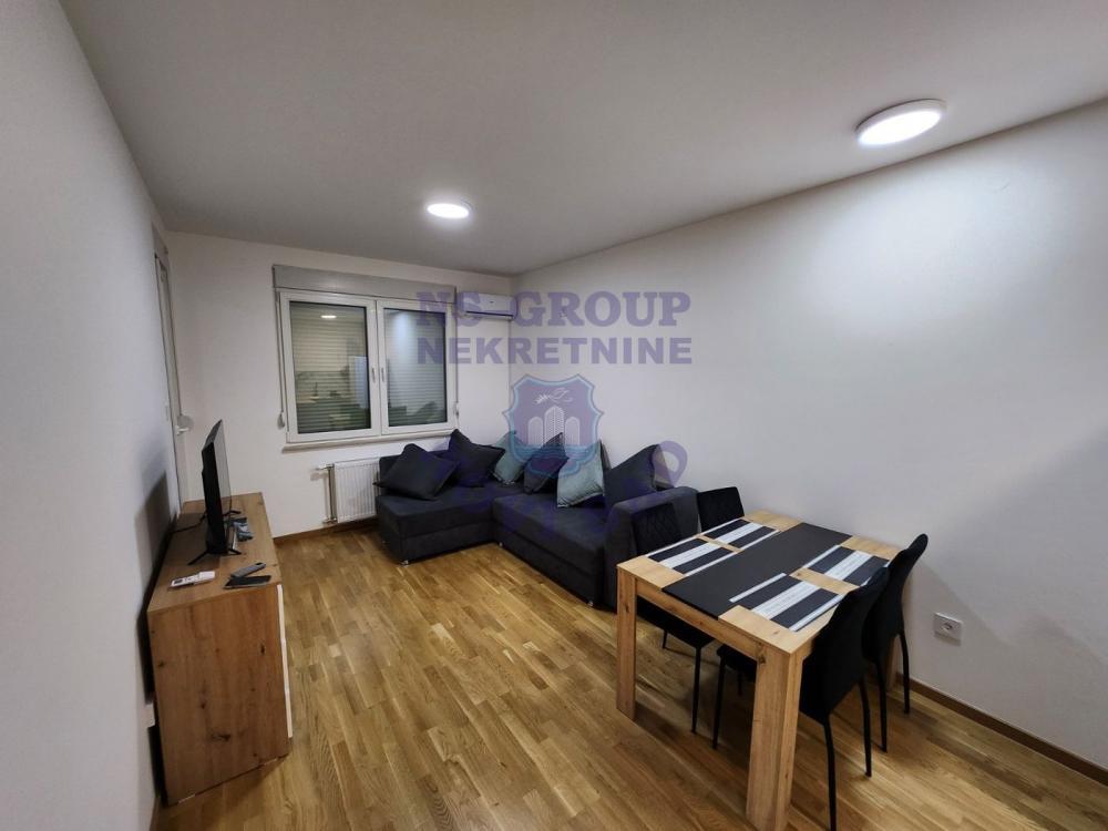 Glavna slika -Dvosoban, 39m2, Avijatičarsko naselje Novi Sad, sa terasom, ima lift