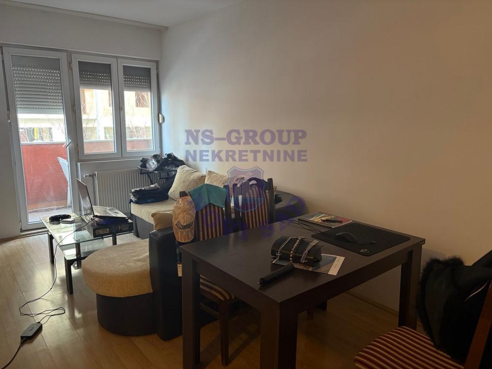 Slika 5 - Jednoiposoban, 34m2, Bulevar patrijarha Pavla (Somborski bulevar) Novi Sad, sa terasom