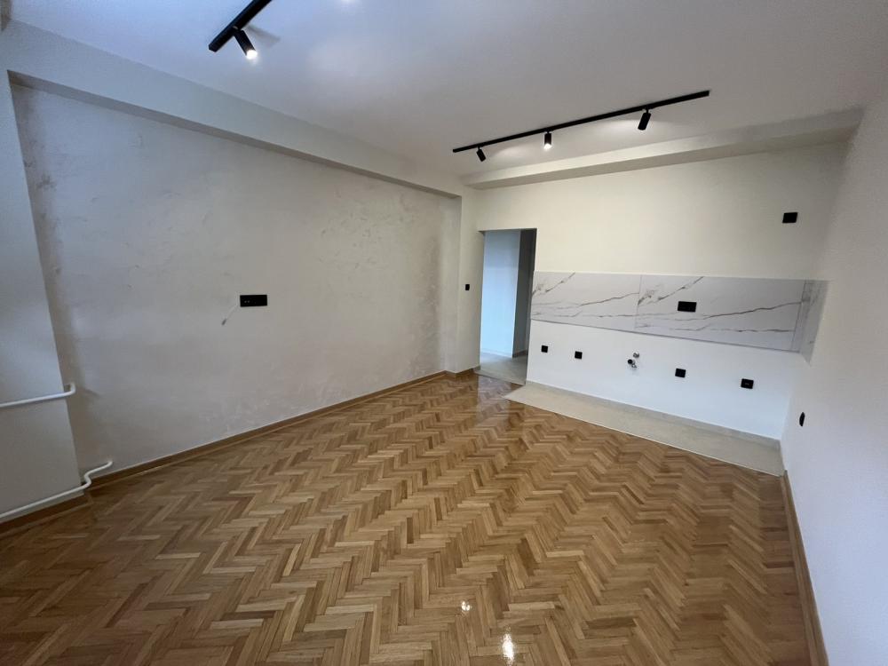 Slika 1 - Trosoban, 54m2, Bulevar oslobođenja Novi Sad, sa terasom, ima lift